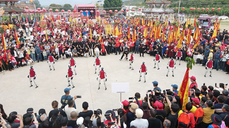 3月27日，兩岸宗親在漳州市平和縣阪仔鎮心田村心田宮舉行座談交流懇親會。在隨後的文化交流活動中，機器人表演展現大陸科技日新月異。（漳州市台聯供圖）