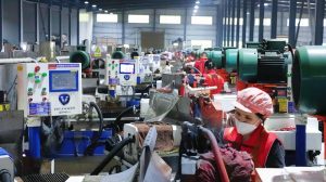 4月11日，福建柘榮張小泉智能金屬製造有限公司生產車間內，工人在智能化設備旁有序作業。