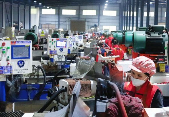 4月11日，福建柘榮張小泉智能金屬製造有限公司生產車間內，工人在智能化設備旁有序作業。