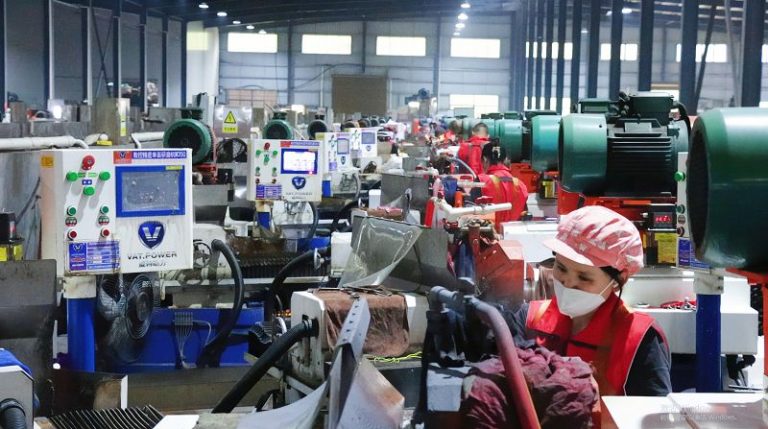 4月11日，福建柘榮張小泉智能金屬製造有限公司生產車間內，工人在智能化設備旁有序作業。