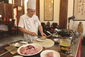 4月12日晚，在福州文儒九號·閩菜館裡，中國飯店協會名廚委副主席、閩菜大師陳輝正在製作雞湯汆海蚌。