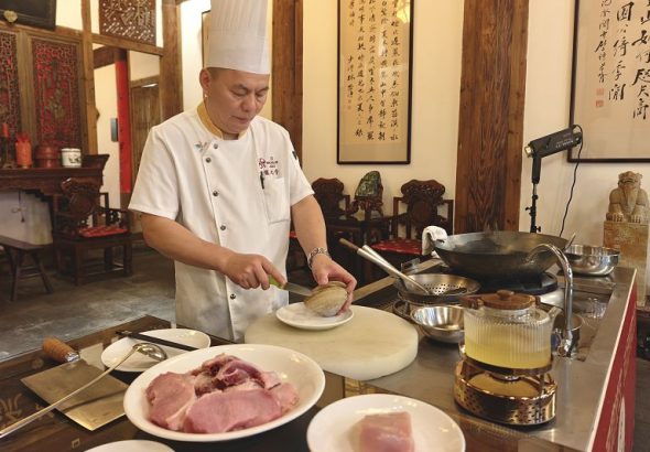 4月12日晚，在福州文儒九號·閩菜館裡，中國飯店協會名廚委副主席、閩菜大師陳輝正在製作雞湯汆海蚌。