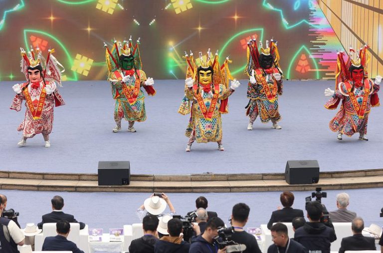 4月16日，「2026江蘇·南京台灣周」開幕式現場的電音三太子表演。 中新社