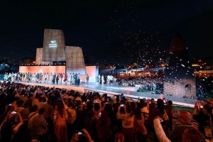 4月17日，2026泉州時尚周在福建晉江梧林傳統古村落啟幕。在古厝與光影交織間，首發大秀驚艷上演。中新社