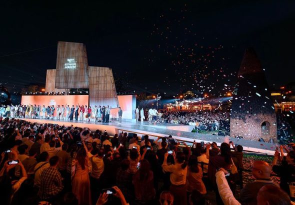 4月17日，2026泉州時尚周在福建晉江梧林傳統古村落啟幕。在古厝與光影交織間，首發大秀驚艷上演。中新社