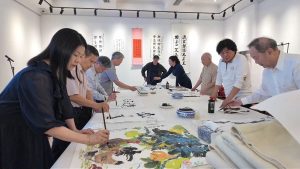 4月18日，天津津派文化國際藝術中心內，兩岸書畫家共同創作書畫作品。