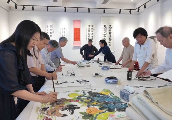 4月18日，天津津派文化國際藝術中心內，兩岸書畫家共同創作書畫作品。