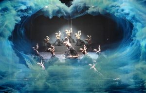 4月18日，福建漳州，演員進行中國首部多維度樓體沉浸式演藝《再回閩南》演出。