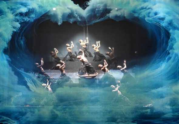 4月18日，福建漳州，演員進行中國首部多維度樓體沉浸式演藝《再回閩南》演出。