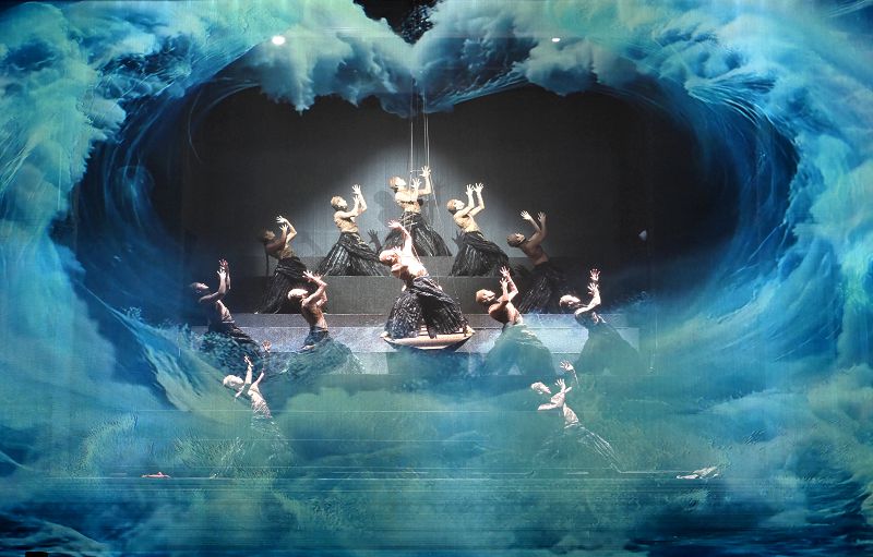 4月18日，福建漳州，演員進行中國首部多維度樓體沉浸式演藝《再回閩南》演出。