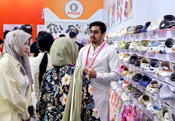 4月19日，第二十七屆中國（晉江）國際鞋業暨體育產業博覽會在福建晉江開幕。圖為海外客商在展會現場對接洽談。中新社