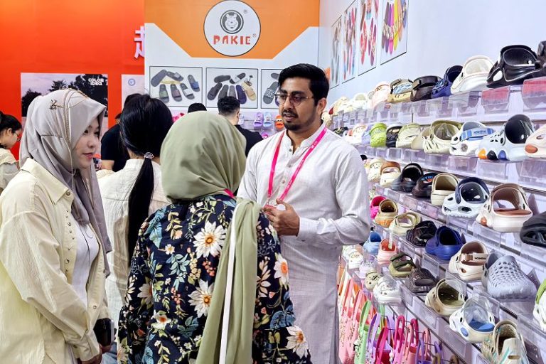 4月19日，第二十七屆中國（晉江）國際鞋業暨體育產業博覽會在福建晉江開幕。圖為海外客商在展會現場對接洽談。中新社