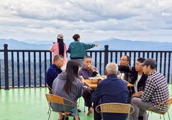 4月21日，遊客在福建南平順昌縣高陽鄉大富村民宿陽台閑坐飲茶或觀景。