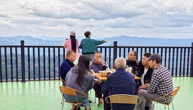 4月21日，遊客在福建南平順昌縣高陽鄉大富村民宿陽台閑坐飲茶或觀景。