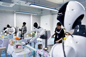 4月27日，位於福州軟件園內由福建省具福科技有限公司建設的具身機器人大型數據採集工廠裡，信息採集員與具身機器人開展「一對一」訓練。 中新社