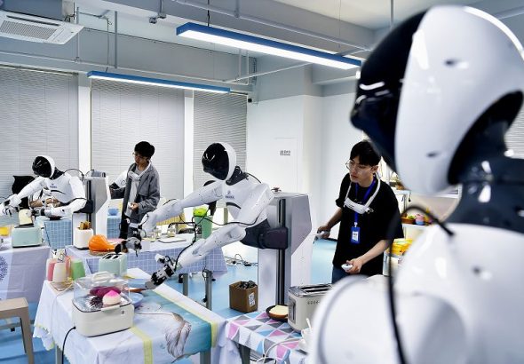 4月27日，位於福州軟件園內由福建省具福科技有限公司建設的具身機器人大型數據採集工廠裡，信息採集員與具身機器人開展「一對一」訓練。 中新社