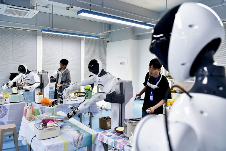 4月27日，位於福州軟件園內由福建省具福科技有限公司建設的具身機器人大型數據採集工廠裡，信息採集員與具身機器人開展「一對一」訓練。 中新社