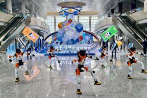 4月28日，福建福州，智能機器人跳舞迎賓客。當日，第九屆數字中國建設峰會現場體驗區在福州海峽國際會展中心正式開放。 中新社