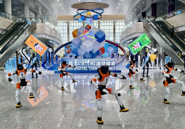 4月28日，福建福州，智能機器人跳舞迎賓客。當日，第九屆數字中國建設峰會現場體驗區在福州海峽國際會展中心正式開放。 中新社