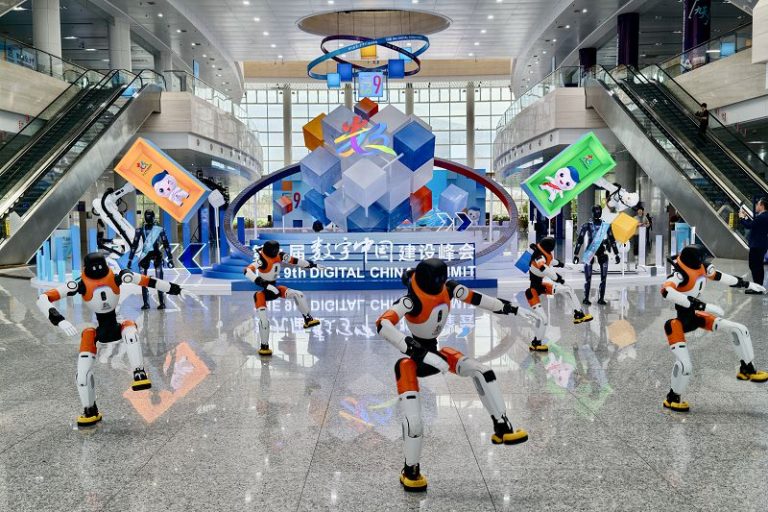 4月28日，福建福州，智能機器人跳舞迎賓客。當日，第九屆數字中國建設峰會現場體驗區在福州海峽國際會展中心正式開放。 中新社