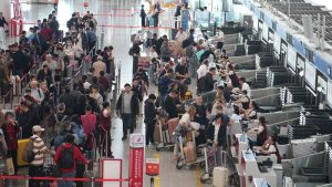 4月28日，首都機場T3航站樓內眾多旅客在排隊值機。「五一」假期臨近，北京首都國際機場旅客出行熱度顯著上昇。（首都機場供圖）
