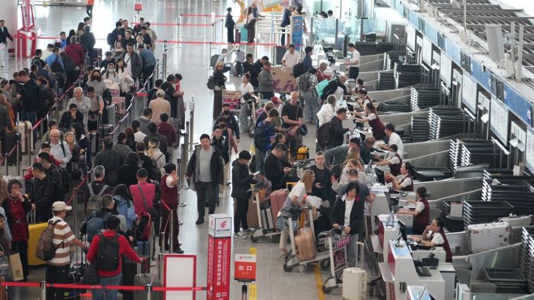 4月28日，首都機場T3航站樓內眾多旅客在排隊值機。「五一」假期臨近，北京首都國際機場旅客出行熱度顯著上昇。（首都機場供圖）