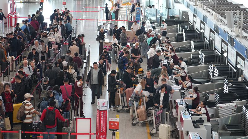 4月28日，首都機場T3航站樓內眾多旅客在排隊值機。「五一」假期臨近，北京首都國際機場旅客出行熱度顯著上昇。（首都機場供圖）