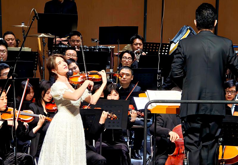 4月2日晚，「山海交響 福聚寧德」首屆「寧德作曲營」交響音樂會在福建省寧德市舉行。圖為來自俄羅斯的小提琴演奏家Julia　Garekht(朱莉婭·加雷克)演奏《一個俄羅斯姑娘在寧德》。吳允傑 攝