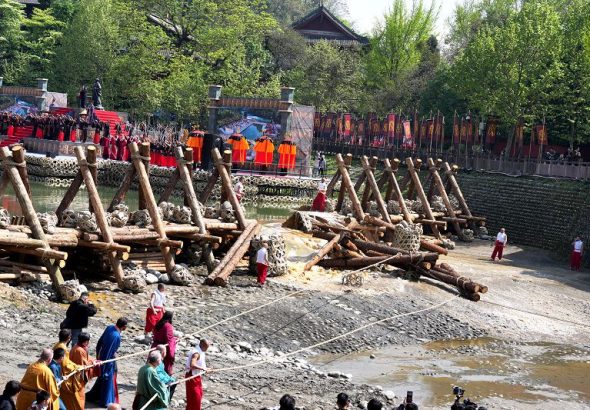 4月3日，2026都江堰放水節在四川都江堰正式啟幕，圖為砍榪槎放水。 中新社