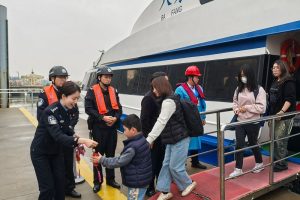 4月3日，中國閩台緣博物館和泉州邊檢站工作人員在南安泉金客運碼頭為兩岸旅客送上文創紀念品。中新社