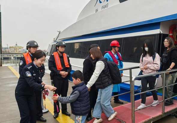 4月3日，中國閩台緣博物館和泉州邊檢站工作人員在南安泉金客運碼頭為兩岸旅客送上文創紀念品。中新社