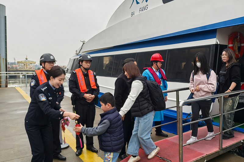 4月3日，中國閩台緣博物館和泉州邊檢站工作人員在南安泉金客運碼頭為兩岸旅客送上文創紀念品。中新社
