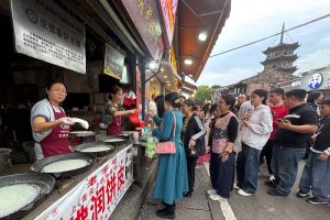 4月4日，福建泉州古城西街的亞佛春餅老舖門前有不少市民遊客排隊購買潤餅皮。