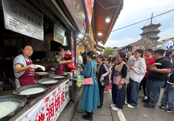 4月4日，福建泉州古城西街的亞佛春餅老舖門前有不少市民遊客排隊購買潤餅皮。