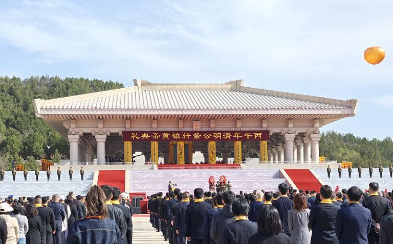 4月5日，丙午（2026）年清明公祭軒轅黃帝典禮在陝西省延安市黃陵縣黃帝陵舉行。　中新社
