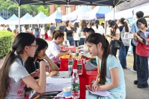 4月9日，「百萬英才匯南粵」——「羊城邀約」粵港澳大灣區專場招聘會暨「青春飛揚」廣州台灣青年招聘會在暨南大學舉行。中新社