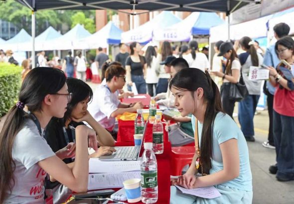 4月9日，「百萬英才匯南粵」——「羊城邀約」粵港澳大灣區專場招聘會暨「青春飛揚」廣州台灣青年招聘會在暨南大學舉行。中新社