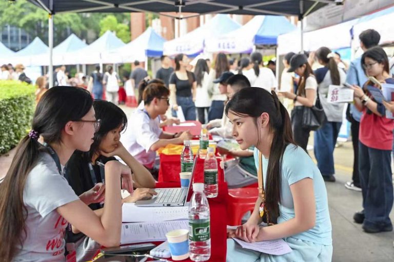 4月9日，「百萬英才匯南粵」——「羊城邀約」粵港澳大灣區專場招聘會暨「青春飛揚」廣州台灣青年招聘會在暨南大學舉行。中新社