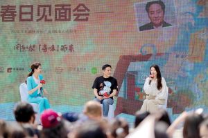 4月9日，閩南大戲院2026年閩南之春演出季在廈門開幕。圖為話劇《尋味》主演曾黎（右）與觀眾分享創作感悟與舞台故事。中新社