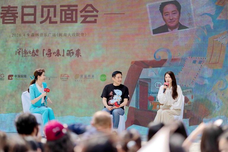 4月9日，閩南大戲院2026年閩南之春演出季在廈門開幕。圖為話劇《尋味》主演曾黎（右）與觀眾分享創作感悟與舞台故事。中新社