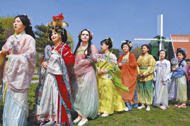 66a第六屆北京花朝漢服節以漢服文化為核心，十二花神攜各朝代漢服同袍巡遊花海，遊客可體驗漢服妝造，沉浸式感受華夏衣冠之美。劉平攝