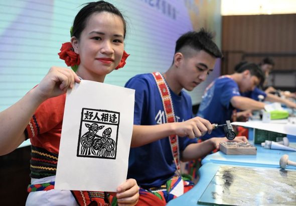 圖為台灣青少年在活動上體驗版畫拓印。 中新社