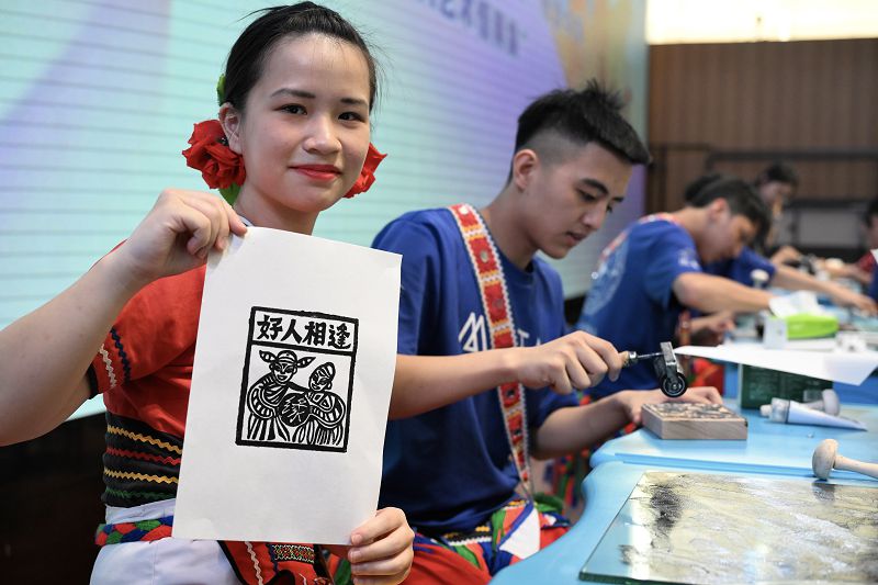 圖為台灣青少年在活動上體驗版畫拓印。 中新社