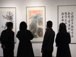 圖為民眾參觀書畫作品。 中新社