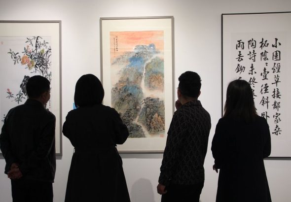 圖為民眾參觀書畫作品。 中新社