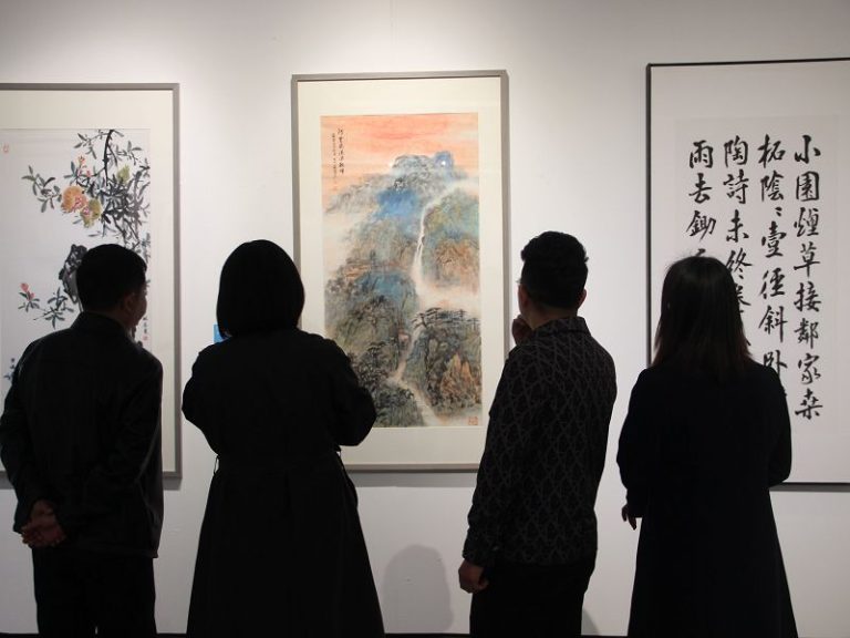 圖為民眾參觀書畫作品。 中新社