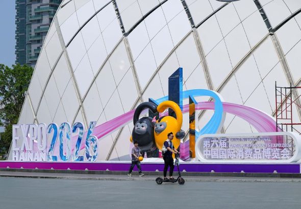 圖為第六屆中國國際消費品博覽會主會場入口處的戶外主題景觀。 中新社