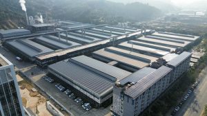 在福建中裕水性超纖科技有限公司的屋頂上，一塊塊深藍色的光伏板整齊鋪展，宛如「種」下了一片「太陽田」。