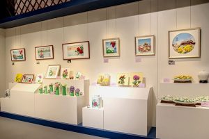 在韻麗陶瓷展廳，多彩的瓷花交相輝映