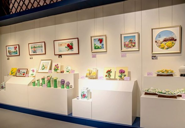 在韻麗陶瓷展廳，多彩的瓷花交相輝映